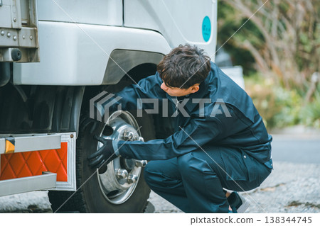 檢查卡車輪胎和輪轂的外觀 138344745