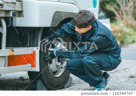 檢查卡車輪胎和輪轂的外觀 檢查卡車輪胎和輪轂的外觀 138344747