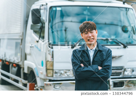 卡車司機下車抱怨 卡車司機下車抱怨 138344796