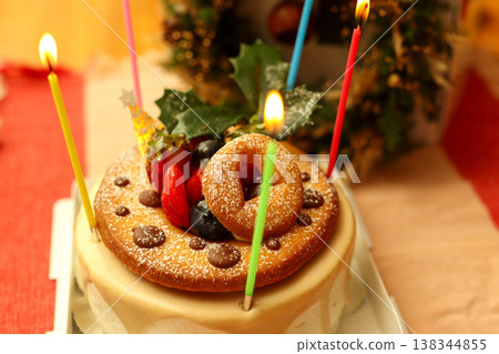 聖誕蛋糕和蠟燭的節日蛋糕照片 聖誕蛋糕和蠟燭的節日蛋糕照片 138344855