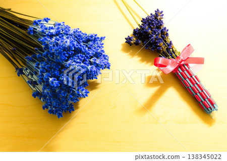 薰衣草枝，夏日北海道富良野的景象。 138345022