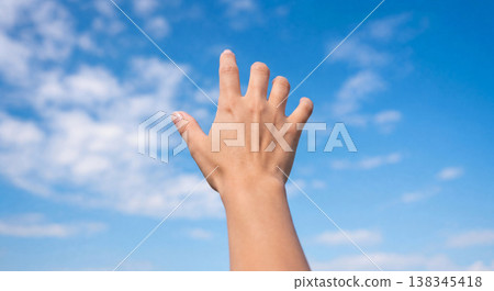 伸向藍天：象徵希望、未來和自由。 138345418