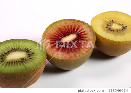 白色背景上的三色獼猴桃橫截面。 138346014