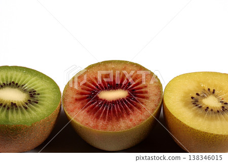 白色背景上的三色獼猴桃橫截面。 138346015