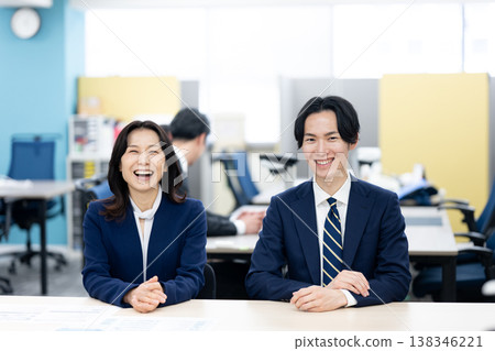 一位微笑的經理和一位下屬 138346221