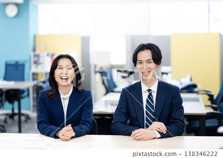 一位微笑的經理和一位下屬 138346222