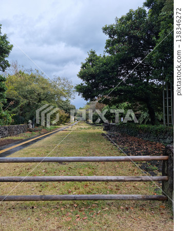 The entrance to the park is blocked by a wooden pillar. 138346272