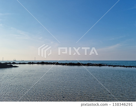 This is Gwakji Beach with blue sky and sea. 138346291
