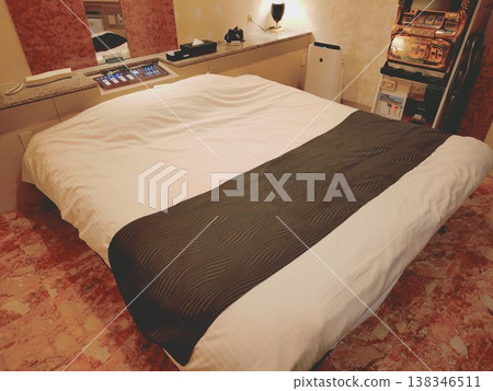 King-size bed in a motel 138346511