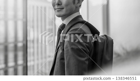 一張身穿西裝、微笑的男士肖像。 138346551