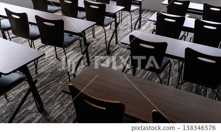 訓練室裡鋪著地毯的座位 138346576