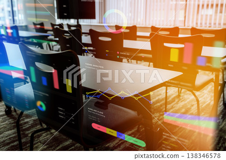 一間空蕩蕩的會議室，裡面擺放著桌椅。 138346578