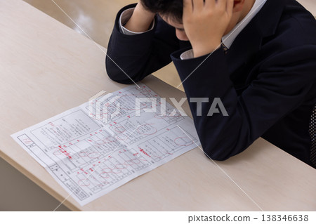 一名男學生絕望地抱頭。 一名男學生絕望地抱頭。 138346638