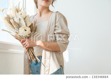 一位女子手捧一束乾燥花,站在沐浴在夕陽的窗邊(模特兒、時尚、光線、陰影) 一位女子手捧一束乾燥花,站在沐浴在夕陽的窗邊(模特兒、時尚、光線、陰影) 138346664