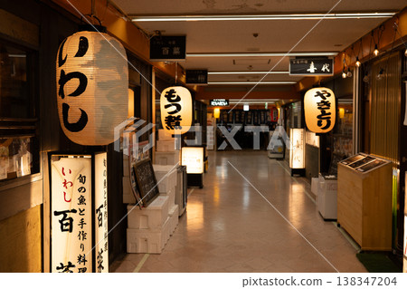 新新橋大廈復古風格的地下室設有飲酒區。 138347204