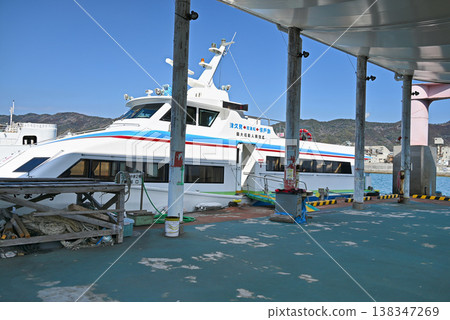 [Tsukumi City, Oita Prefecture] A scene of a high-speed ferry bound for Hotojima Island docked at Tsukumi Port. 138347269