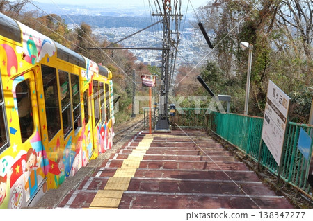 從生駒纜車線霞丘站看到的生駒鎮景和纜車(山地線)。 從生駒纜車線霞丘站看到的生駒鎮景和纜車(山地線)。 138347277