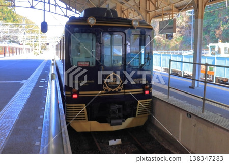 觀光特快列車「藍色交響曲」停靠在吉野站(奈良縣吉野町)時拍攝的車站標誌。 觀光特快列車「藍色交響曲」停靠在吉野站(奈良縣吉野町)時拍攝的車站標誌。 138347283