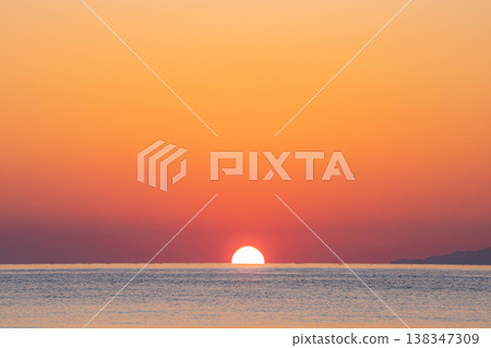 [Sunrise Material] Sunrise seen from Amaharashi Beach in Toyama Prefecture [Toyama Prefecture] 138347309