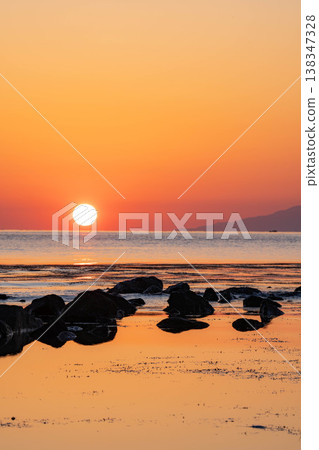 [Sunrise Material] Sunrise seen from Amaharashi Beach in Toyama Prefecture [Toyama Prefecture] 138347328