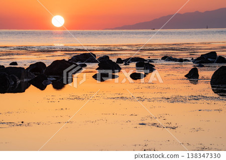 [日出素材] 從富山郡雨晴海灘看到的日出 [富山郡] 138347330