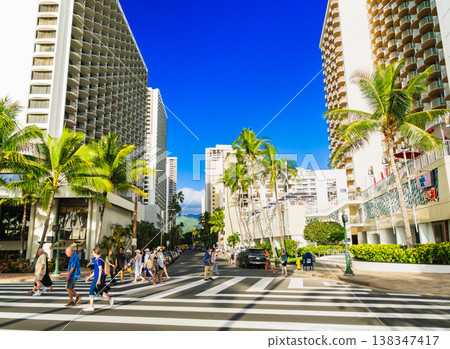 卡拉卡瓦大道，威基基的主要街道（部分柔焦） 138347417