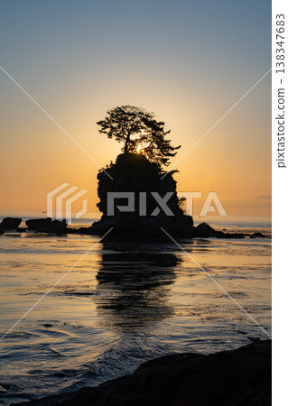 【海岸素材】富山縣絕景:平靜的日本海和初夏的雨晴海岸早晨景色【富山縣】 【海岸素材】富山縣絕景:平靜的日本海和初夏的雨晴海岸早晨景色【富山縣】 138347683