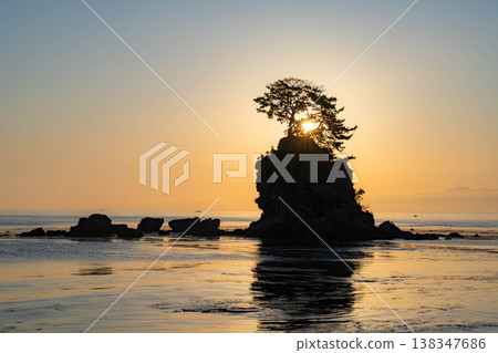 【海岸素材】富山縣絕景:平靜的日本海和初夏的雨晴海岸早晨景色【富山縣】 【海岸素材】富山縣絕景:平靜的日本海和初夏的雨晴海岸早晨景色【富山縣】 138347686