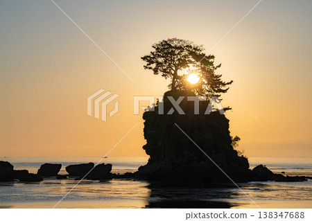 【海岸素材】富山縣絕景:平靜的日本海和初夏的雨晴海岸早晨景色【富山縣】 【海岸素材】富山縣絕景:平靜的日本海和初夏的雨晴海岸早晨景色【富山縣】 138347688