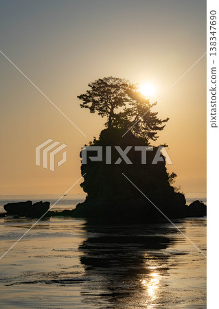 [Coast material] A spectacular view of Toyama Prefecture: The calm Sea of Japan and the morning view of Amaharashi Coast in early summer [Toyama Prefecture] 138347690