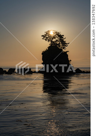 [Coast material] A spectacular view of Toyama Prefecture: The calm Sea of Japan and the morning view of Amaharashi Coast in early summer [Toyama Prefecture] 138347692