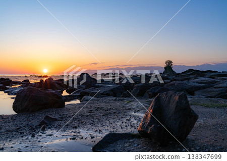 [Coast material] A spectacular view of Toyama Prefecture: The calm Sea of Japan and the morning view of Amaharashi Coast in early summer [Toyama Prefecture] 138347699