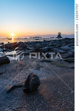 [Coast material] A spectacular view of Toyama Prefecture: The calm Sea of Japan and the morning view of Amaharashi Coast in early summer [Toyama Prefecture] 138347707