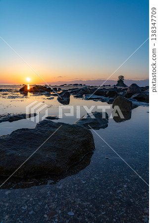 [Coast material] A spectacular view of Toyama Prefecture: The calm Sea of Japan and the morning view of Amaharashi Coast in early summer [Toyama Prefecture] 138347709