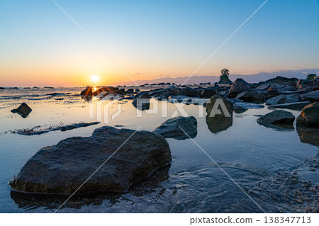 【海岸素材】富山縣絕景:平靜的日本海和初夏的雨晴海岸早晨景色【富山縣】 【海岸素材】富山縣絕景:平靜的日本海和初夏的雨晴海岸早晨景色【富山縣】 138347713