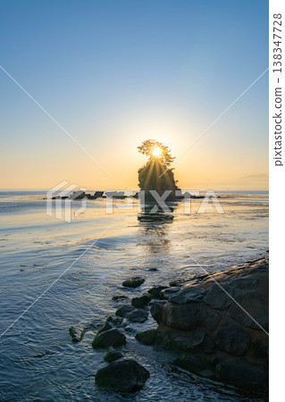 [Coast material] A spectacular view of Toyama Prefecture: The calm Sea of Japan and the morning view of Amaharashi Coast in early summer [Toyama Prefecture] 138347728