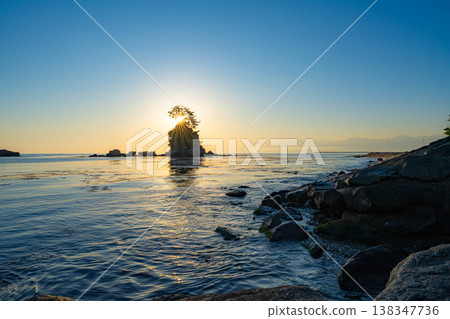 [Coast material] A spectacular view of Toyama Prefecture: The calm Sea of Japan and the morning view of Amaharashi Coast in early summer [Toyama Prefecture] 138347736