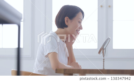 看鏡子和微笑的婦女 138347942
