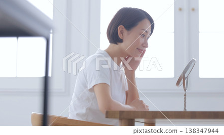 看鏡子和微笑的婦女 138347944