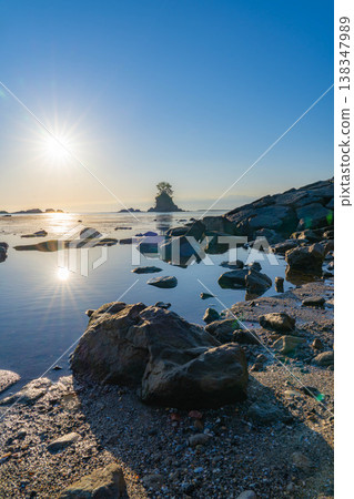 [Coast material] A spectacular view of Toyama Prefecture: The calm Sea of Japan and the morning view of Amaharashi Coast in early summer [Toyama Prefecture] 138347989
