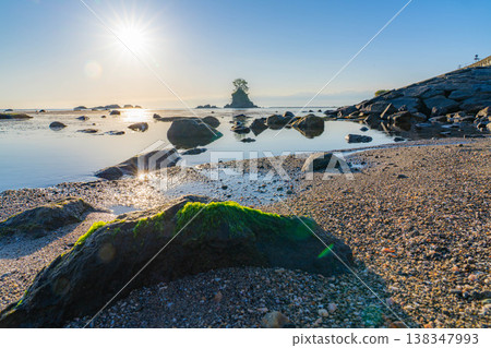 [Coast material] A spectacular view of Toyama Prefecture: The calm Sea of Japan and the morning view of Amaharashi Coast in early summer [Toyama Prefecture] 138347993