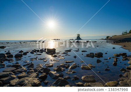 [Coast material] A spectacular view of Toyama Prefecture: The calm Sea of Japan and the morning view of Amaharashi Coast in early summer [Toyama Prefecture] 138347998
