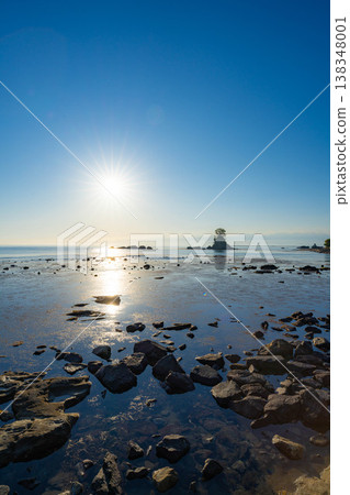 [Coast material] A spectacular view of Toyama Prefecture: The calm Sea of Japan and the morning view of Amaharashi Coast in early summer [Toyama Prefecture] 138348001