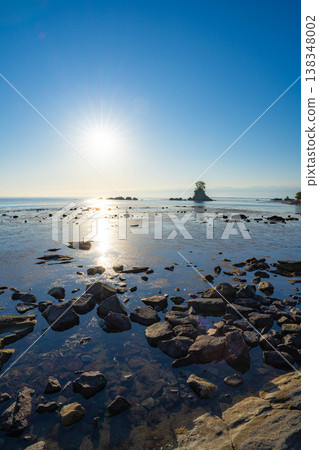[Coast material] A spectacular view of Toyama Prefecture: The calm Sea of Japan and the morning view of Amaharashi Coast in early summer [Toyama Prefecture] 138348002