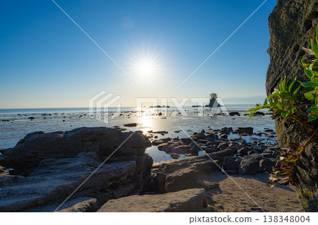 [Coast material] A spectacular view of Toyama Prefecture: The calm Sea of Japan and the morning view of Amaharashi Coast in early summer [Toyama Prefecture] 138348004