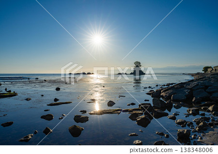 [Coast material] A spectacular view of Toyama Prefecture: The calm Sea of Japan and the morning view of Amaharashi Coast in early summer [Toyama Prefecture] 138348006
