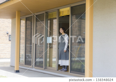 看通過窗口的婦女 看通過窗口的婦女 138348024