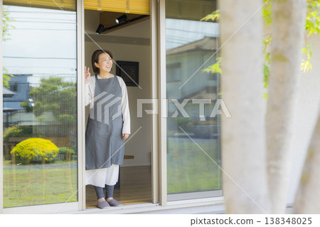 看通過窗口的婦女 看通過窗口的婦女 138348025