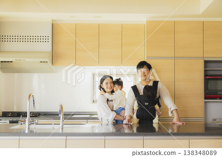 一名男子正在家裡的客廳工作。 138348089