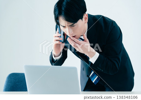 一個年輕的商人在辦公室打電話 138348106